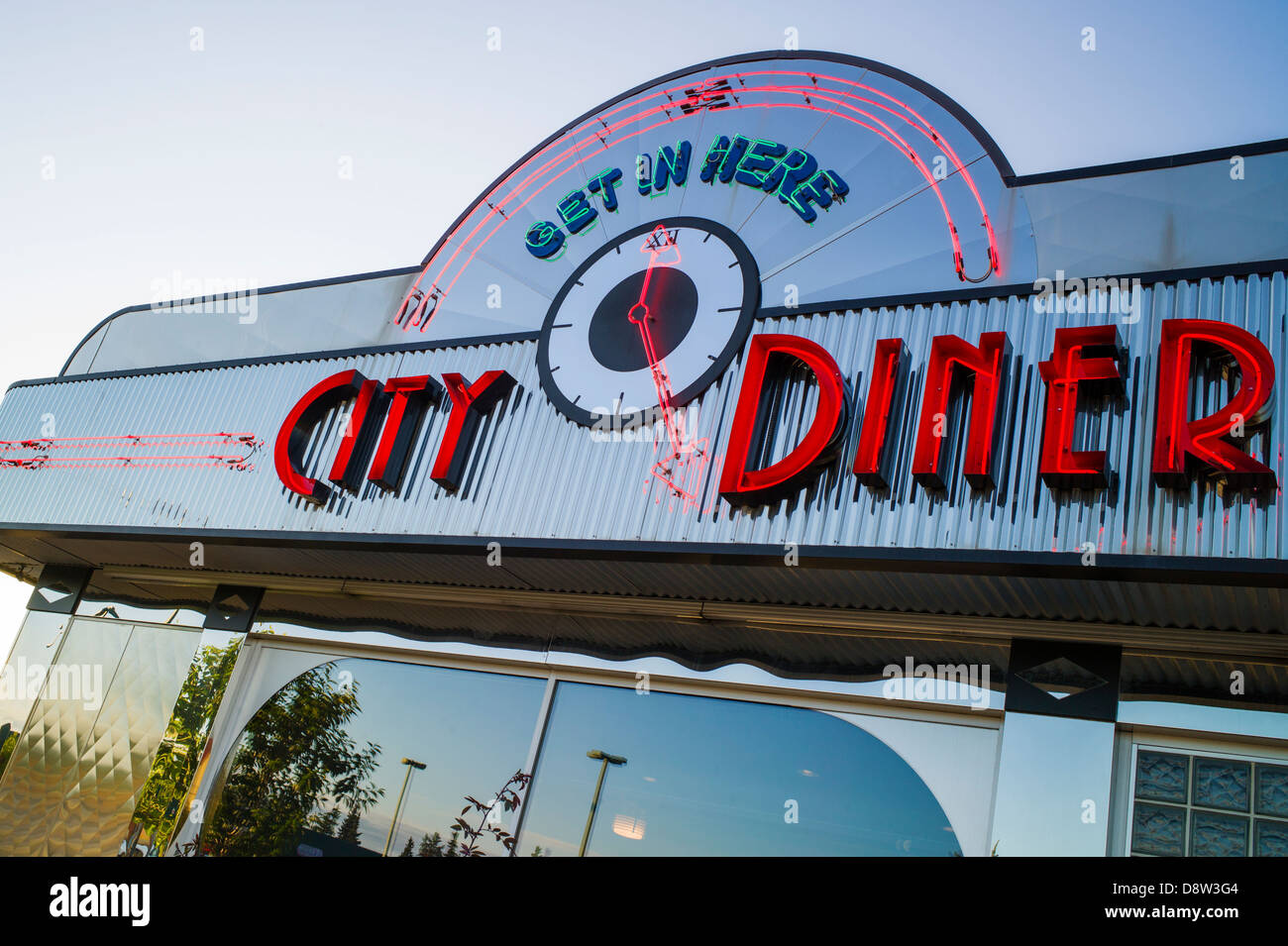 Vue extérieure de l'acier inoxydable design rétro City Diner, Anchorage, Alaska, USA Banque D'Images