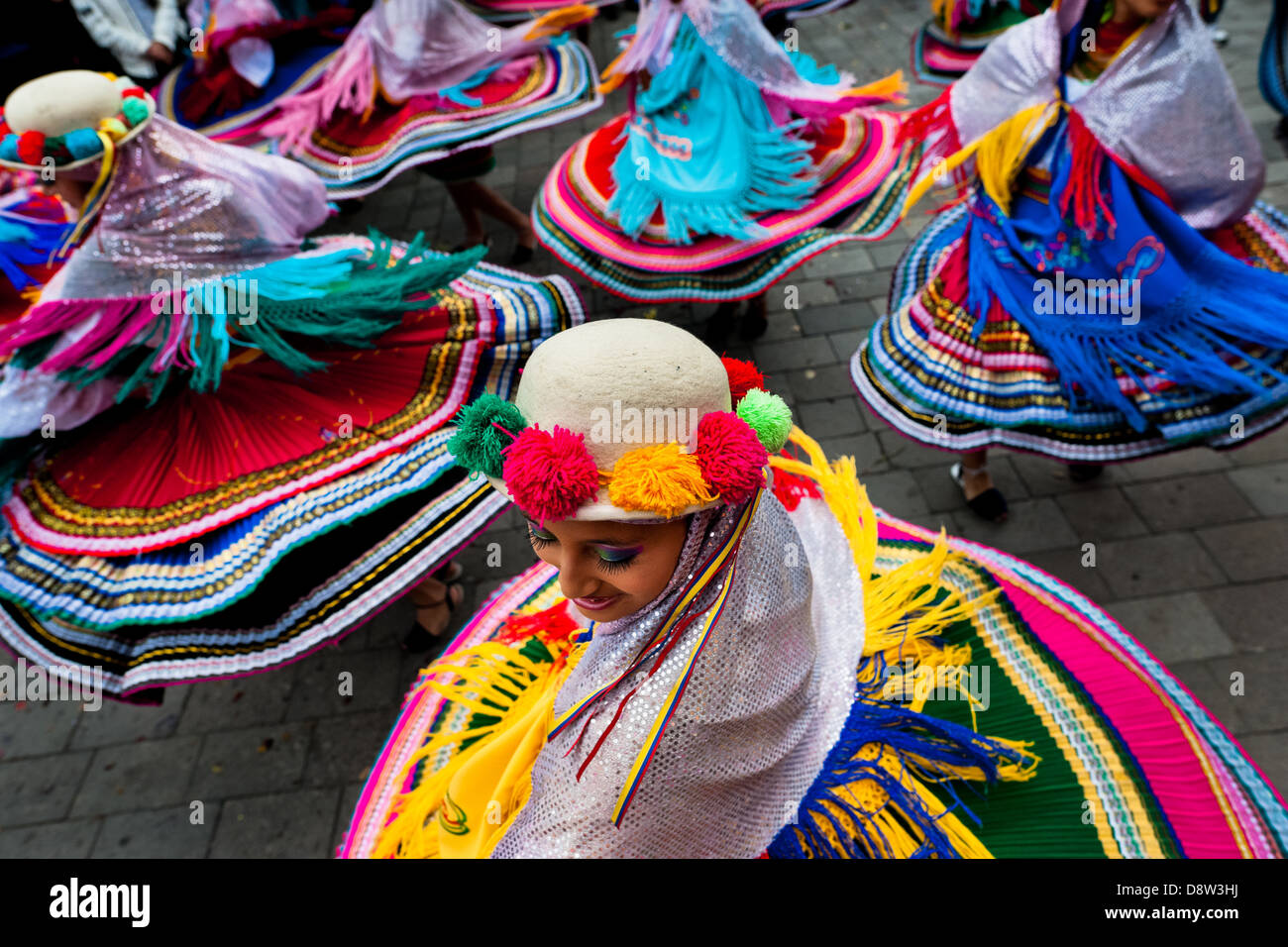 Femme de danseurs (danzantes) effectuer dans le défilé religieux dans le Corpus Christi festival à Pujilí, de l'Équateur. Banque D'Images