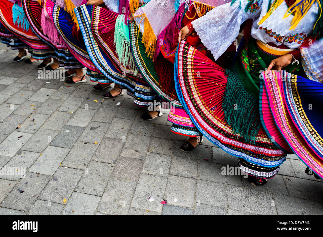 Femme de danseurs (danzantes) effectuer dans le défilé religieux dans le Corpus Christi festival à Pujilí, de l'Équateur. Banque D'Images