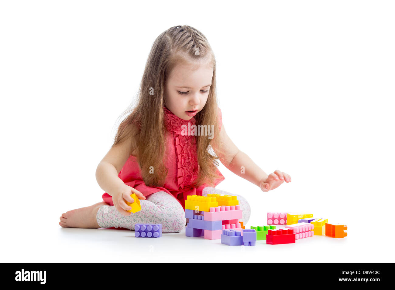 Enfant fille jouant avec construction set over white background Banque D'Images