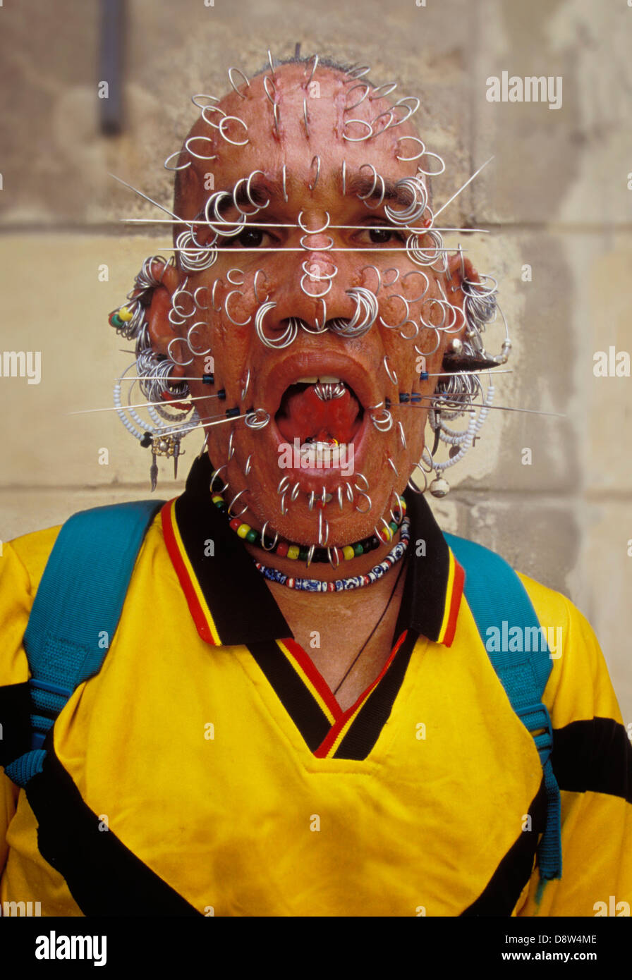 Homme avec anneaux multiples et les pointes de son piercing du visage, de la tête, de la langue, et les oreilles, La Havane, Cuba Banque D'Images