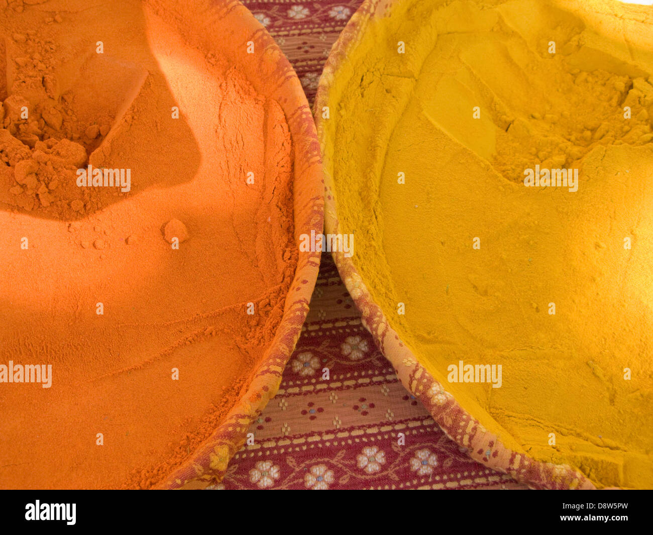 Partie de deux plats ronds contenant powered épices sur une échoppe de marché, Arles, France Banque D'Images