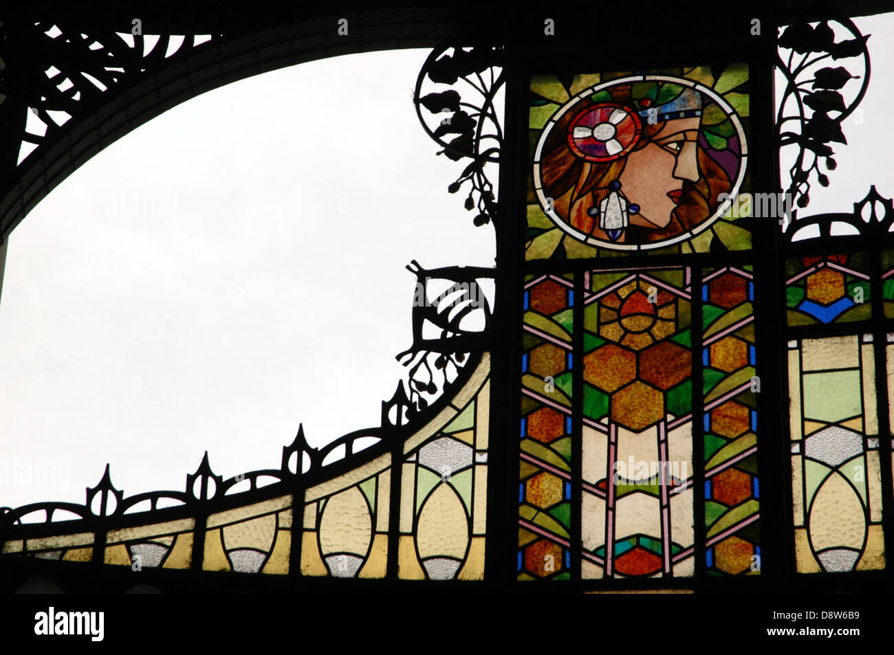 Vitraux Art Nouveau décoration par Alfons Alphonse Mucha aussi à l'entrée principale du Obecni Dum Maison municipale un édifice municipal qui abrite la Salle Smetana, un célèbre spectacle de Nove Mesto de Prague en République Tchèque Banque D'Images