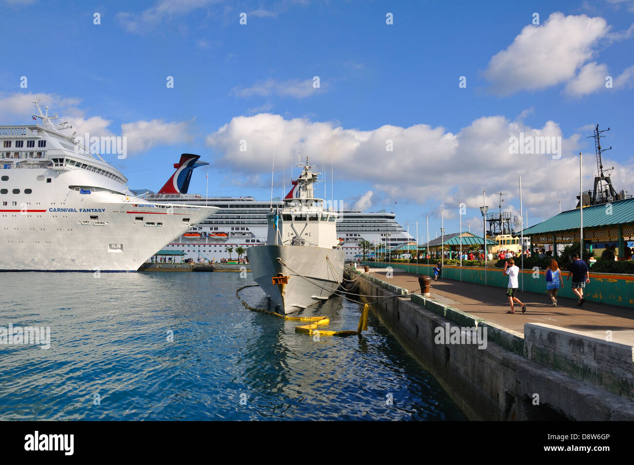 Les bateaux de croisière amarrés à côté HMBS Bahamas (P-60) à Nassau, Bahamas Banque D'Images