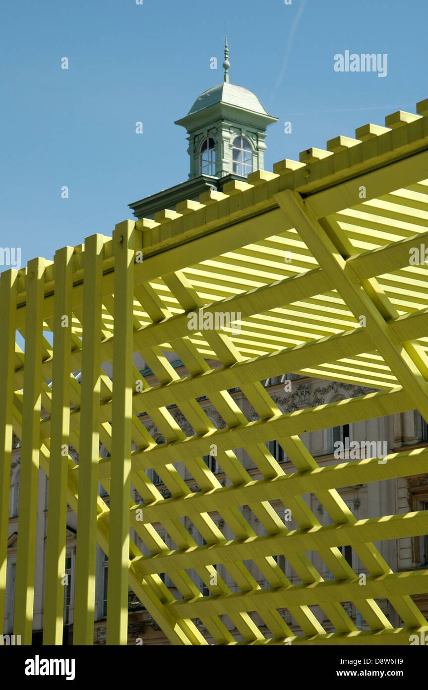 Metal art installation en face de UpM Musée des Arts Décoratifs de la ville de Prague République Tchèque Banque D'Images