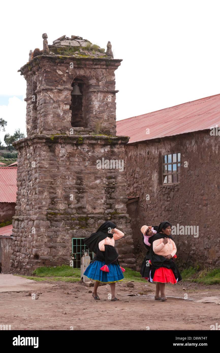 Les gens de l'île de Taquile portant des vêtements traditionnels, Lac Titicaca, Pérou Banque D'Images