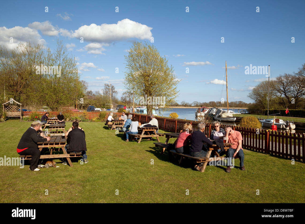 Les gens assis à l'extérieur dans le café potable, navire de plaisance Inn, Hickling, Norfolk Broads, UK Banque D'Images