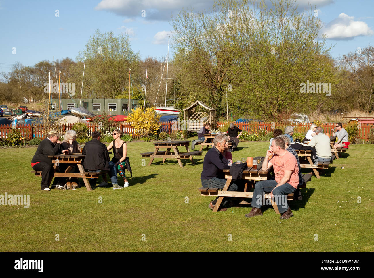 Les gens assis à l'extérieur de l'alcool dans le café en plein air, le navire de plaisance Inn, Hickling, Norfolk UK Banque D'Images