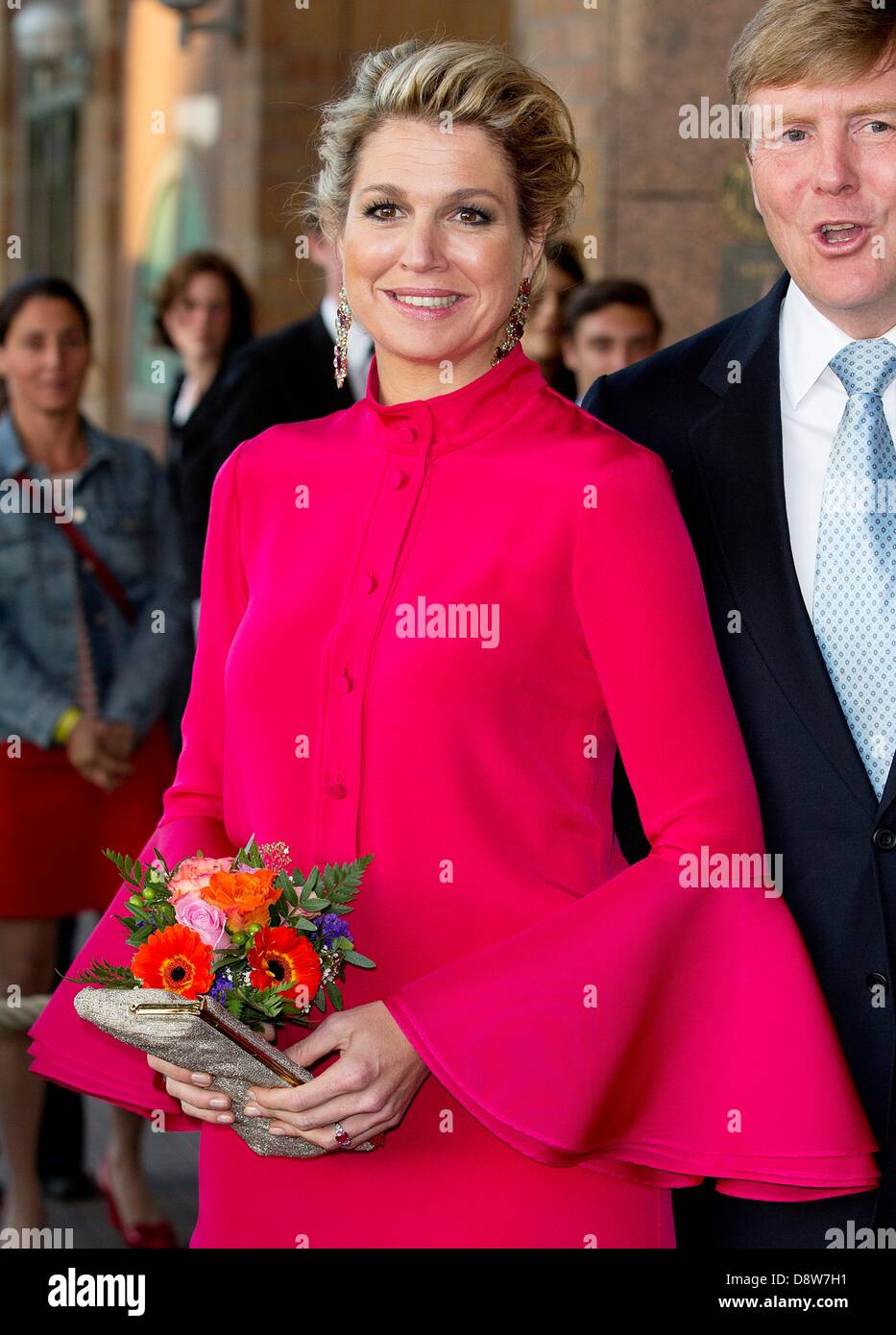 Bade-wurtemberg, Allemagne. 4 juin 2013. Le roi Willem-Alexander et Maxima La reine des Pays-Bas visitez le musée Mercedes-Benz, conçu par le designer néerlandais UN Studio par Ben van Berkel, à Stuttgart, Allemagne, 4 juin 2013. Le Roi et la reine sont en Allemagne pour une visite officielle de deux jours. Photo : Patrick van Katwijk / Pays-Bas ET LA FRANCE ; OUT/dpa/Alamy Live News Banque D'Images