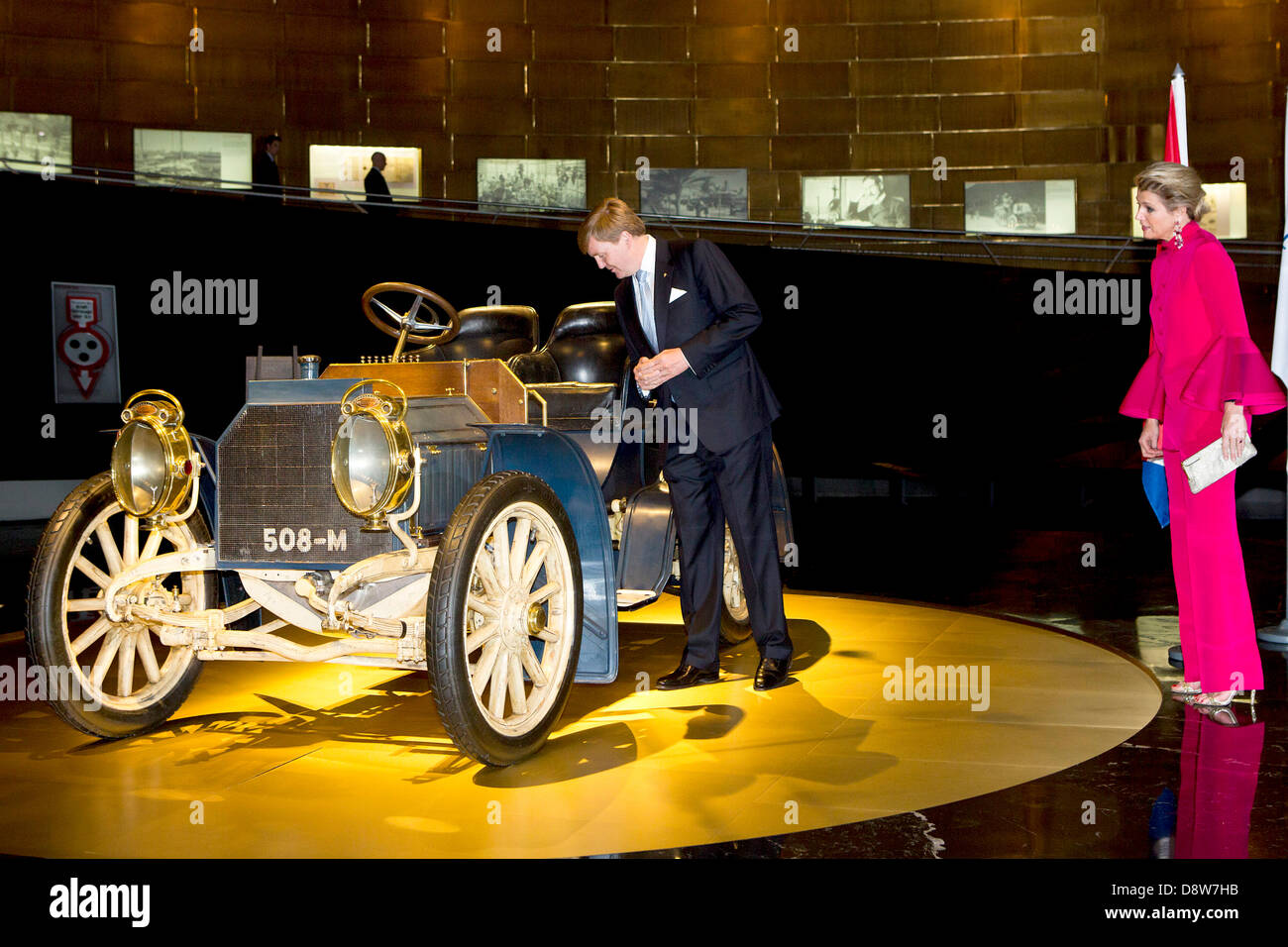 Bade-wurtemberg, Allemagne. 4 juin 2013. Le roi Willem-Alexander et Maxima La reine des Pays-Bas visitez le musée Mercedes-Benz, conçu par le designer néerlandais UN Studio par Ben van Berkel, à Stuttgart, Allemagne, 4 juin 2013. Le Roi et la reine sont en Allemagne pour une visite officielle de deux jours. Photo : Patrick van Katwijk / Pays-Bas ET LA FRANCE ; OUT/dpa/Alamy Live News Banque D'Images