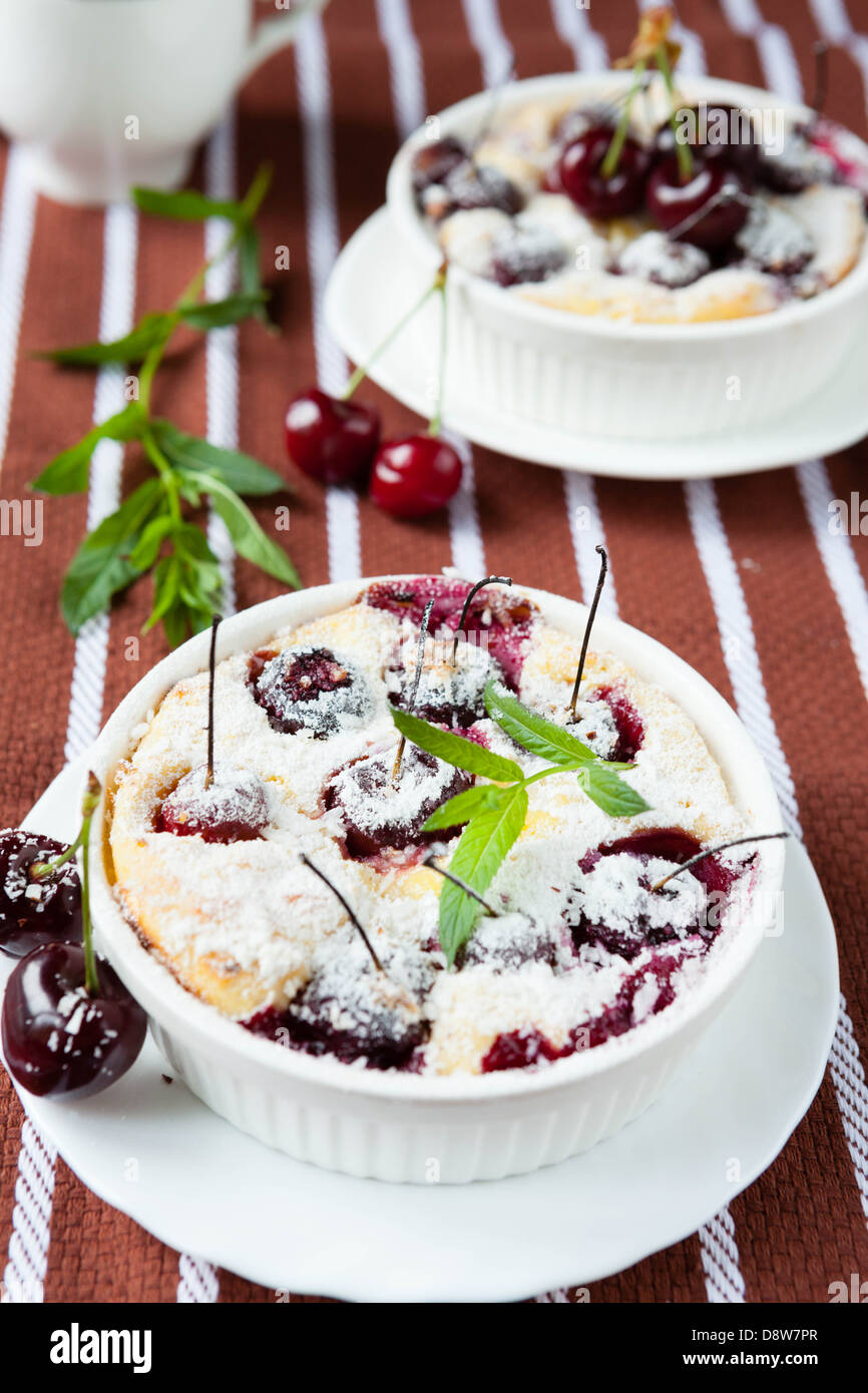 Pudding de cerises dans un plat allant au four, Close up Banque D'Images