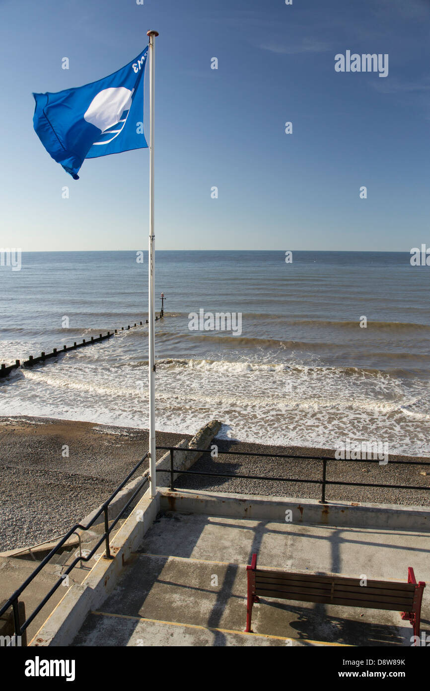 Drapeau bleu indiquant plage propre battant à Sheringham Norfolk Banque D'Images