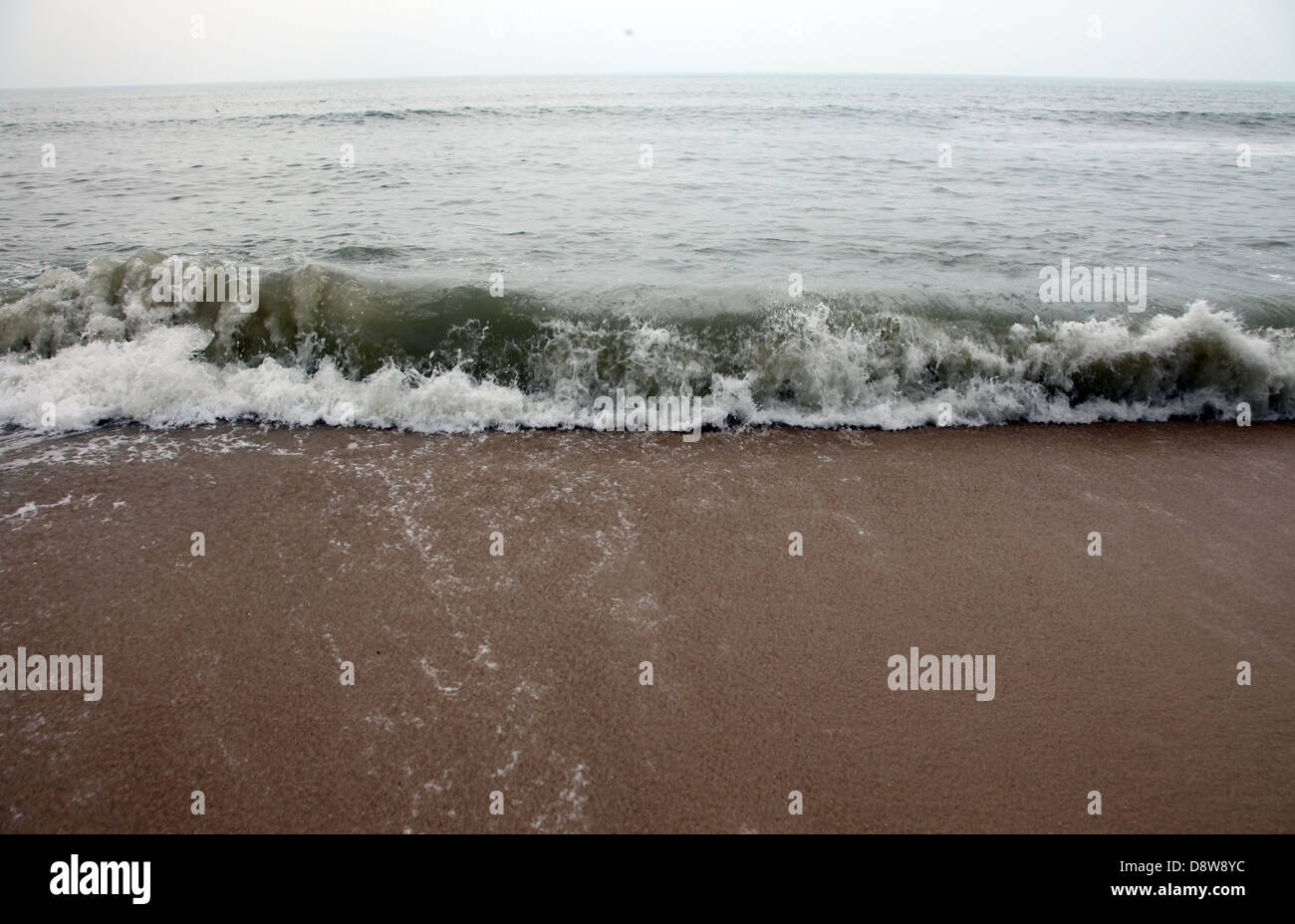 C'est une photo des vagues sur le sable de la plage. C'est la mer ou l'océan. Il est impressionnant et ressemblent à une destination de rêve Banque D'Images