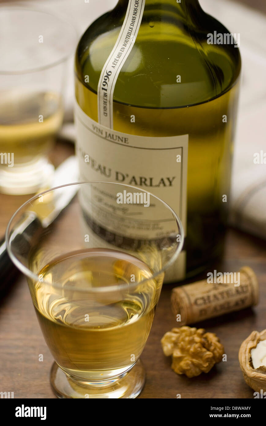 Bouteille et verre de vin jaune de Château d'Arlay Banque D'Images