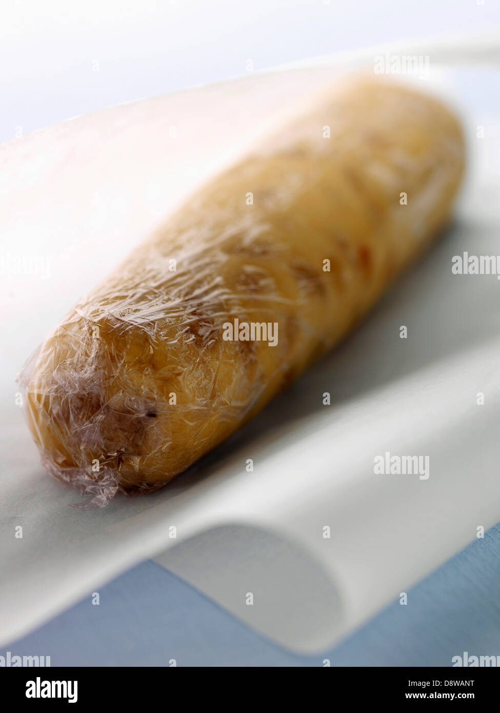 Envelopper le rouleau de pâte à biscuits dans Ziploc® Banque D'Images