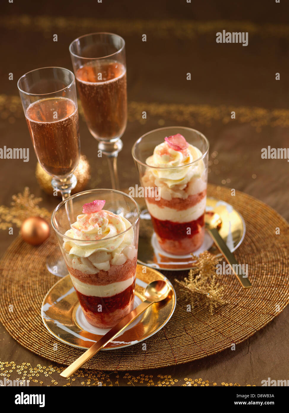 Rose et litchi trifle avec pink Champagne Banque D'Images