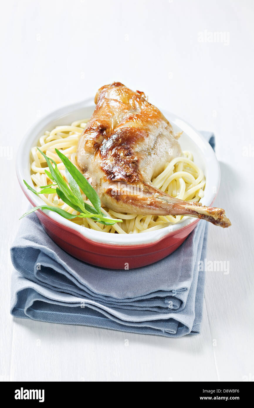 Cuisse de lapin à l'estragon sur un lit de spaghetti Banque D'Images