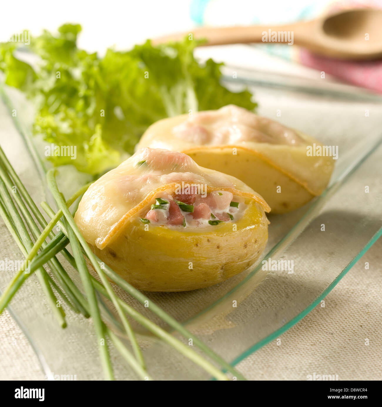 Pommes de terre au four farcies aux lardons et crème de ciboulette, fromage  à raclette Photo Stock - Alamy