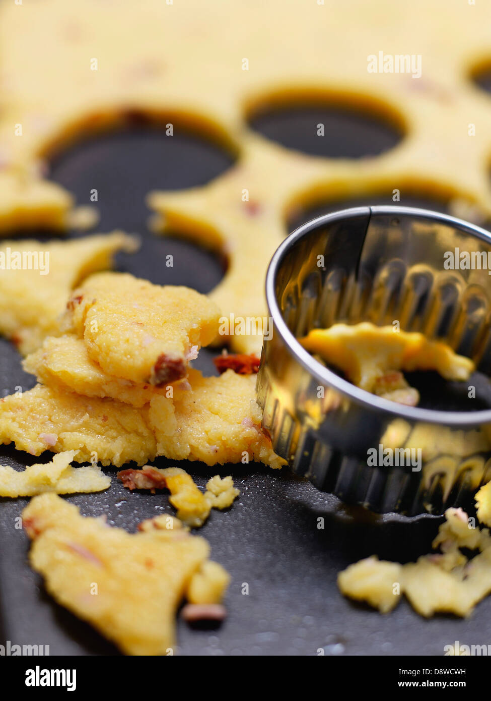 Galettes de polenta faire avec un biscuit cutter Banque D'Images
