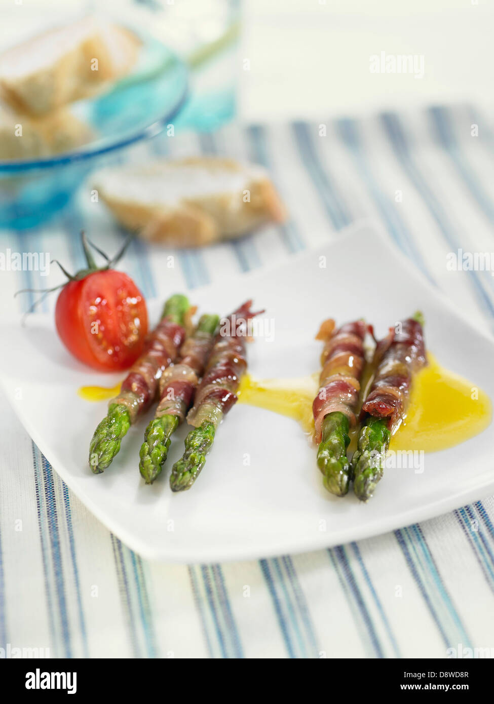 L'asperge verte enveloppé dans du jambon Serrano Banque D'Images