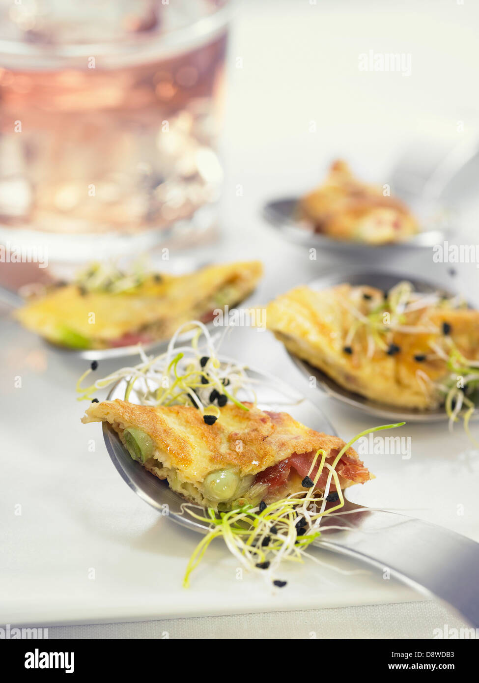 Cuillerées de jambon espagnol,fèves germer et omelette Banque D'Images