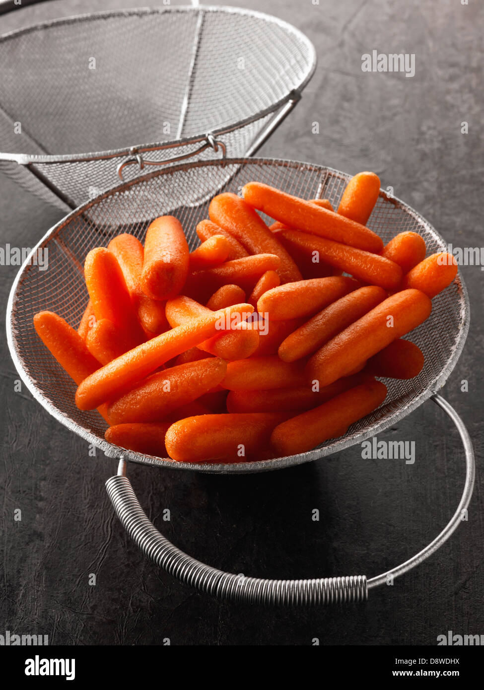 Les jeunes carottes dans un tamis en métal Banque D'Images