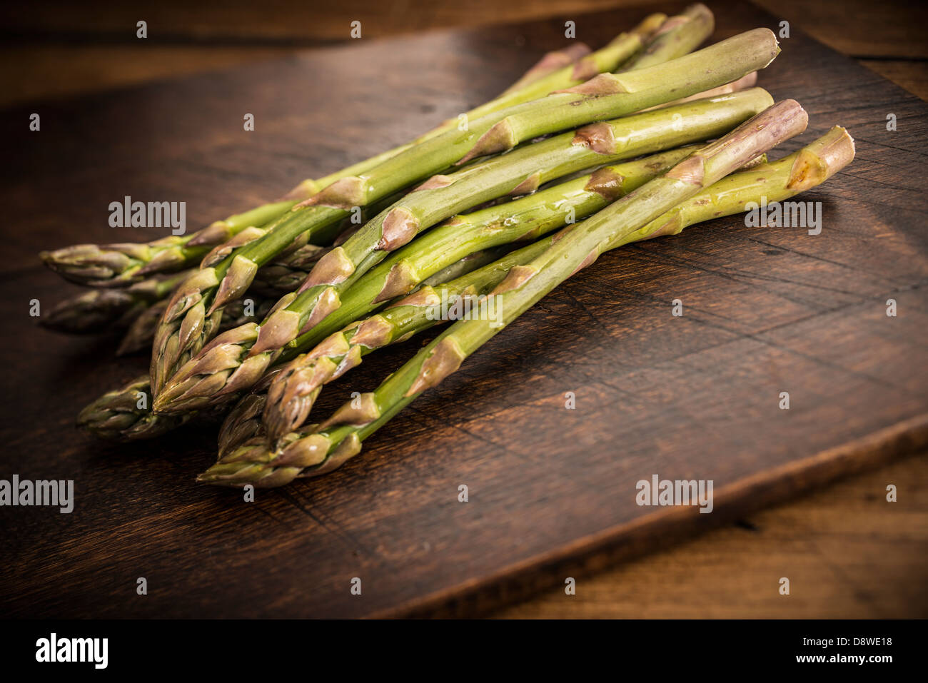 Asperges cuits frais contre un cadre rustique en bois. Banque D'Images