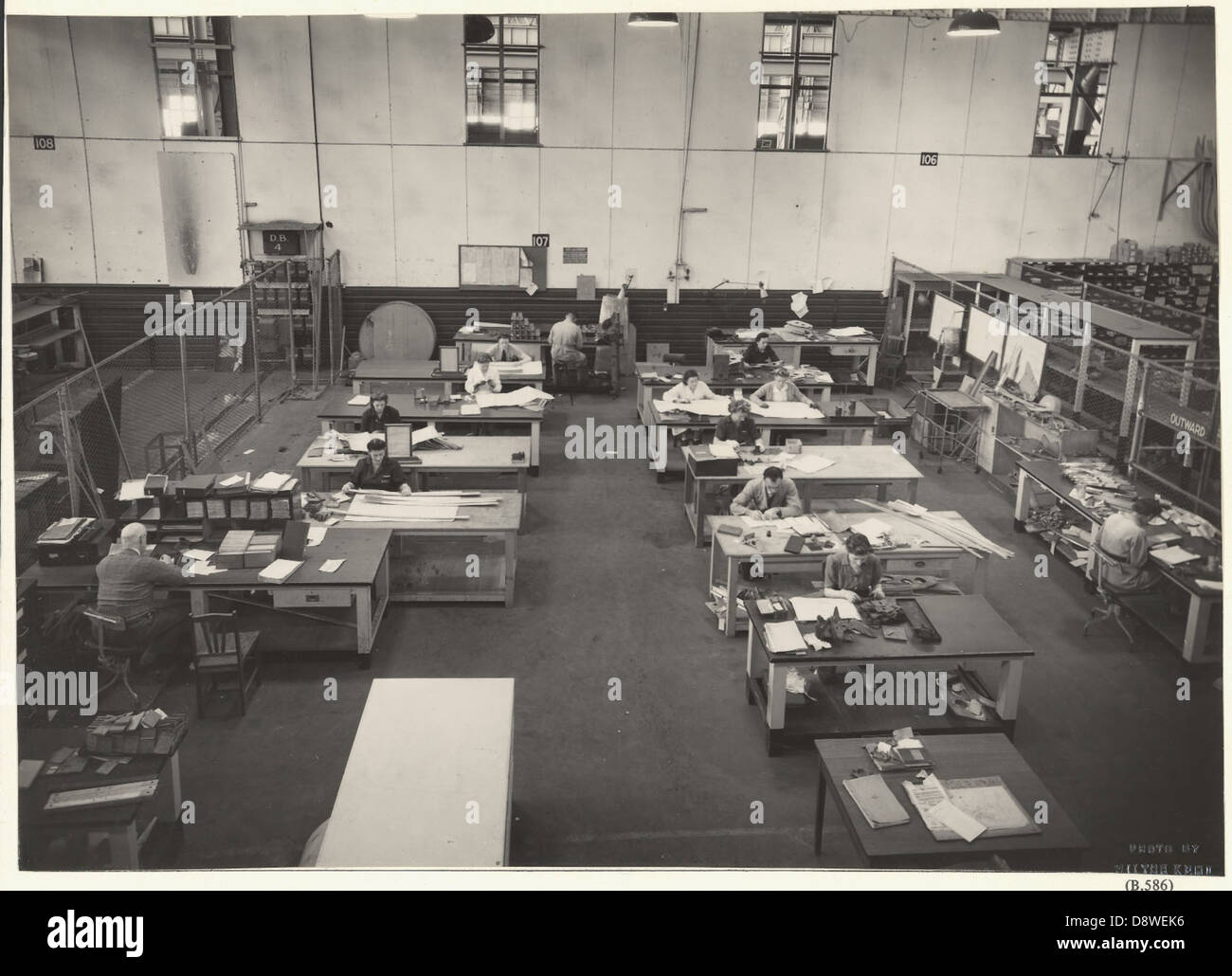 Cette image de la collection New South Wales State Records montre une usine aéronautique à Chullora, en Nouvelle-Galles du Sud, pendant la seconde Guerre mondiale, soulignant l'implication de l'Australie dans la production d'avions pendant la guerre. Banque D'Images