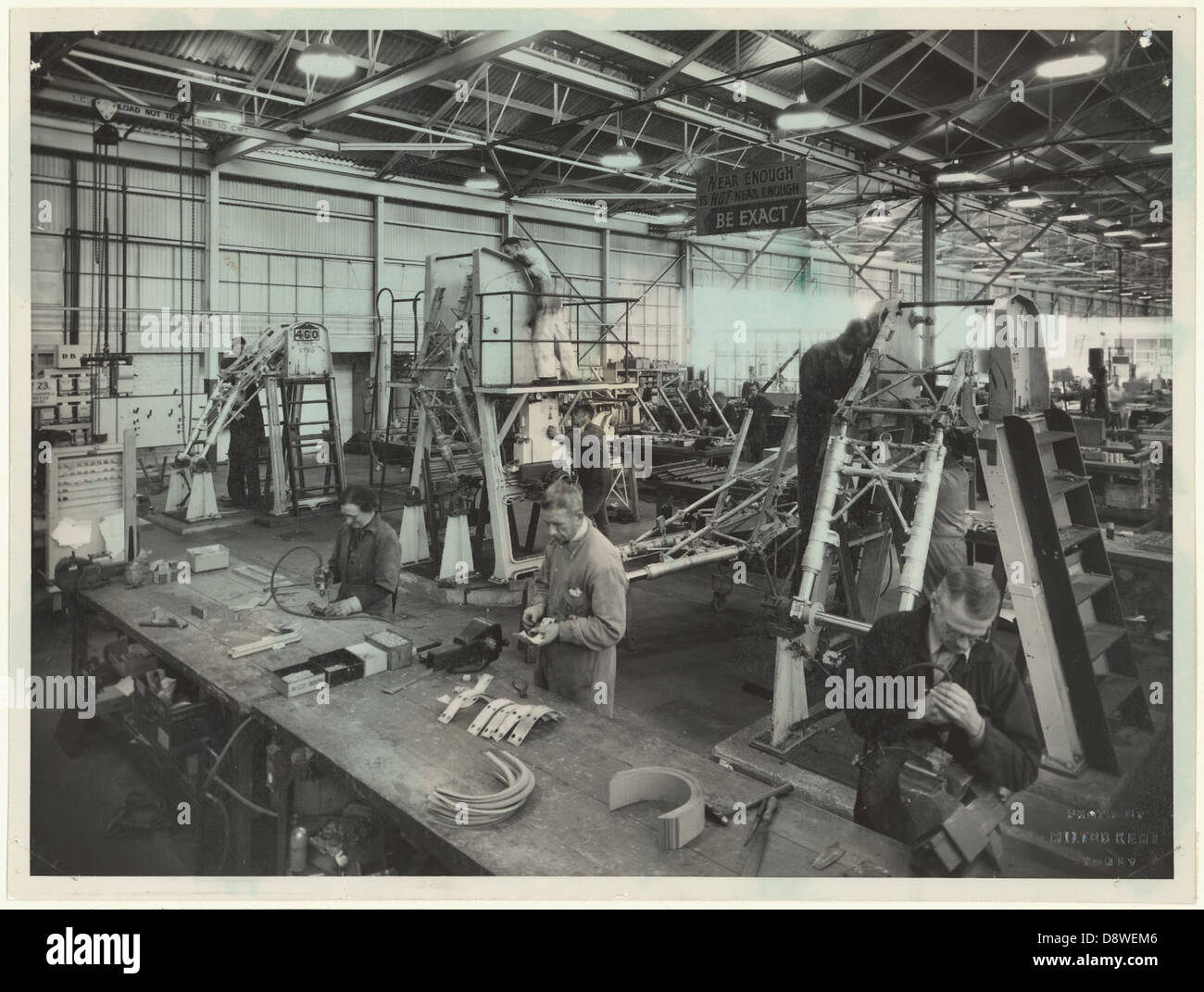 L'usine aéronautique de Chullora, en Nouvelle-Galles du Sud, a joué un rôle crucial pendant la seconde Guerre mondiale dans la production d'avions militaires. Cette photographie d'archives en noir et blanc capture un moment important dans les efforts industriels de l'Australie en temps de guerre. Banque D'Images