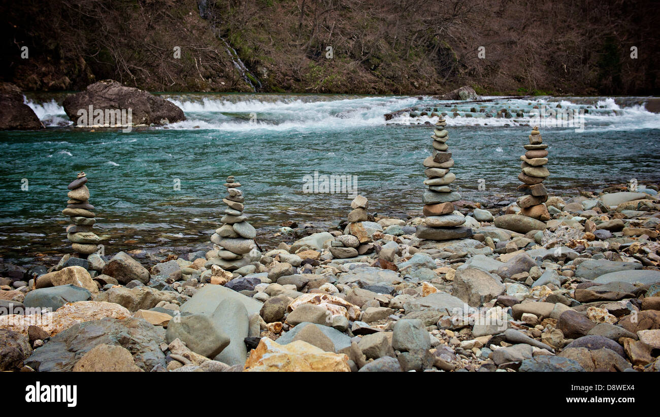 Cairn de galets Tours d'équilibrage par rivière jaillissant à Dakigaeri Senboku Japon Akita Banque D'Images