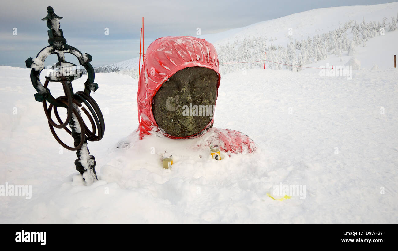 Près de Jizo enterré dans la neige au sommet de la montagne Banque D'Images