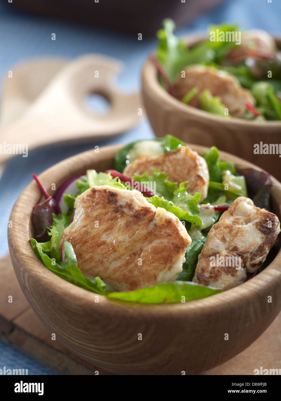 Les bols à salades de poulet oignon cru servir préparer la laitue Banque D'Images