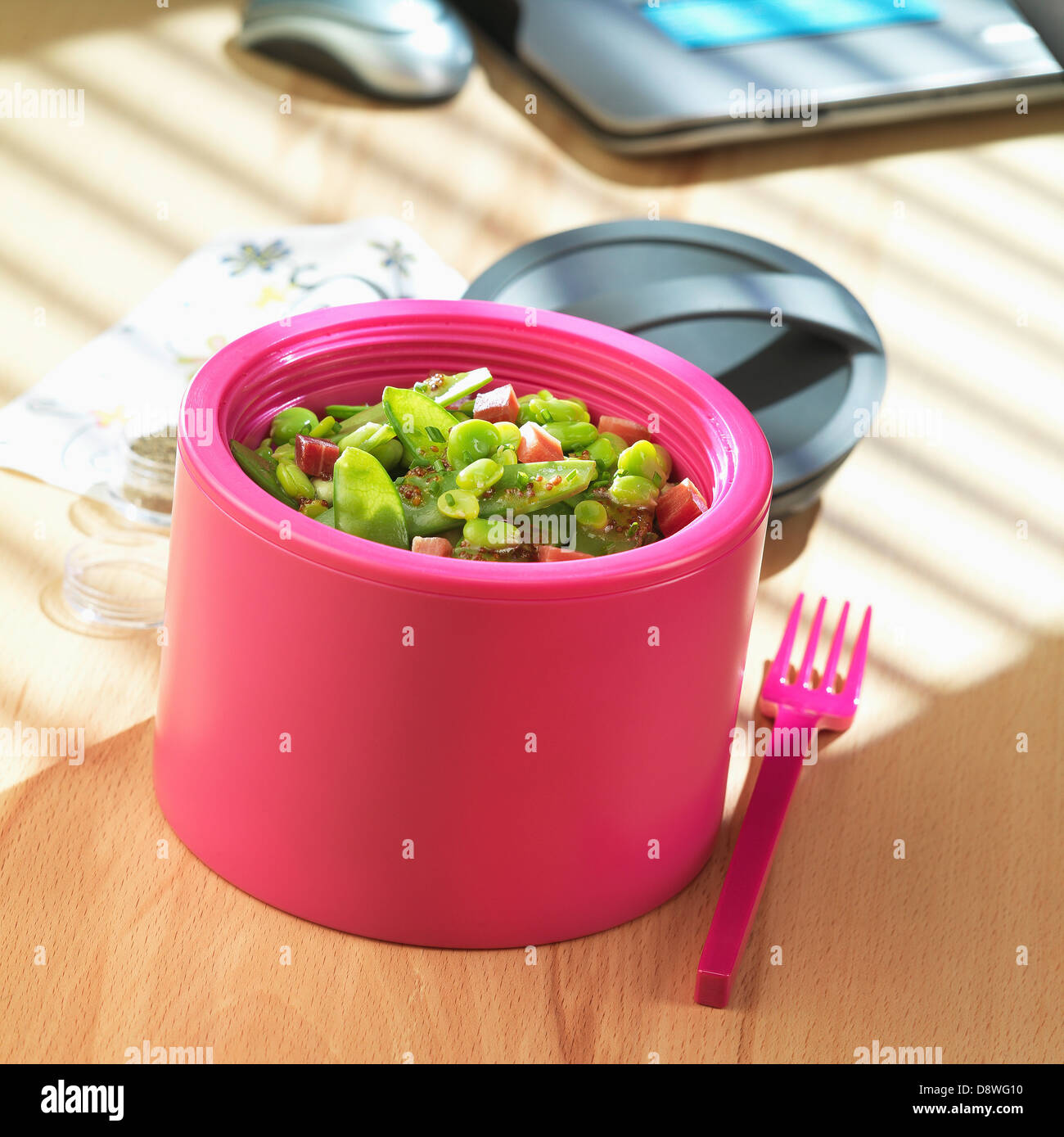 Pois de sucre,haricots de Lima et dés de jambon salade Bento Photo Stock -  Alamy