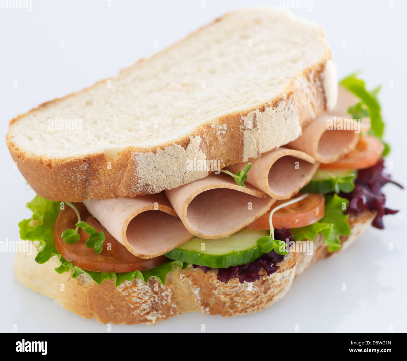 Les croûtes de pain de la salade de jambon tomates concombre cresson Banque D'Images