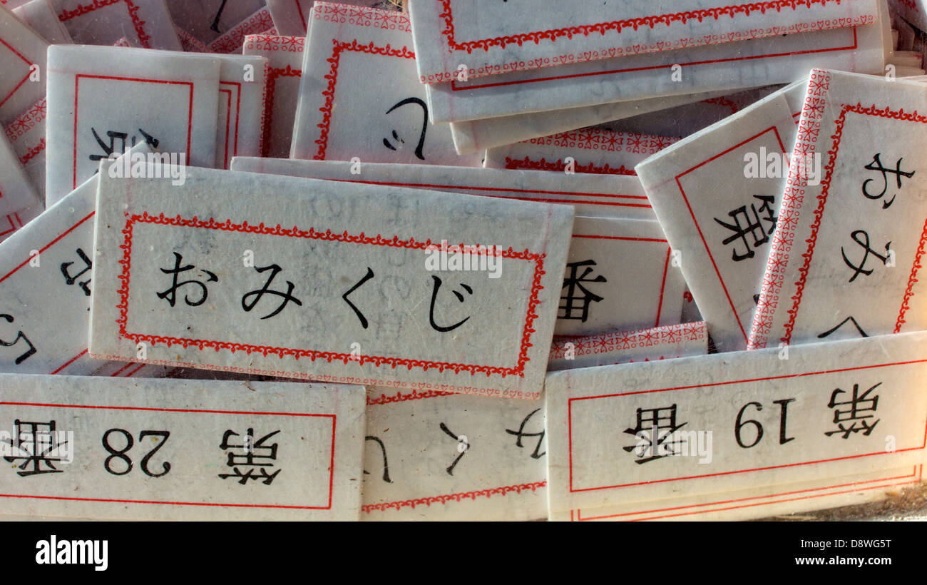 Omikuji pliée (Feuillets) Fortune japonais dans une boîte, Nikko, Japon Banque D'Images