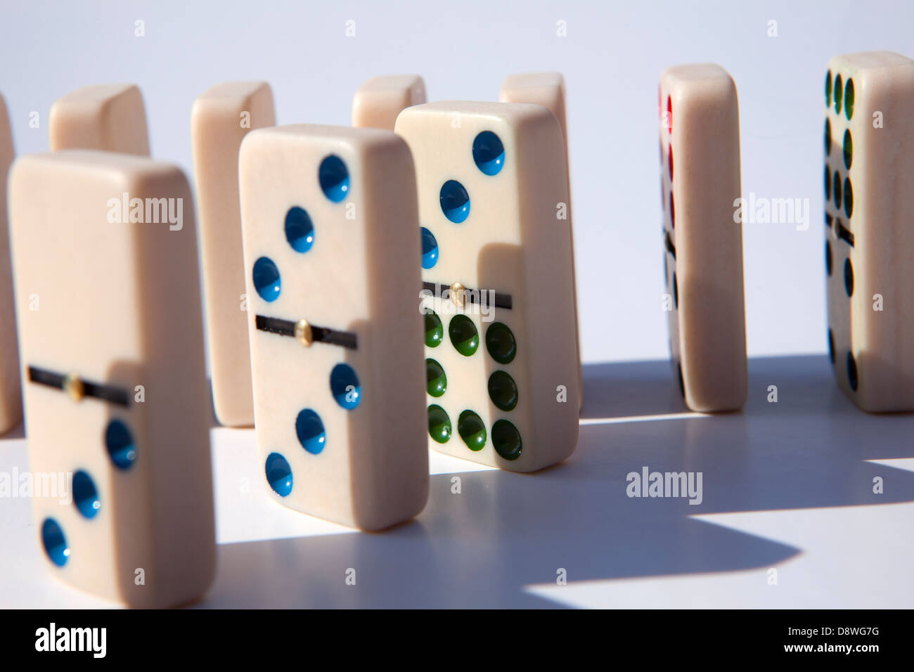 Close up de dominos en ligne on white background, studio shot Banque D'Images