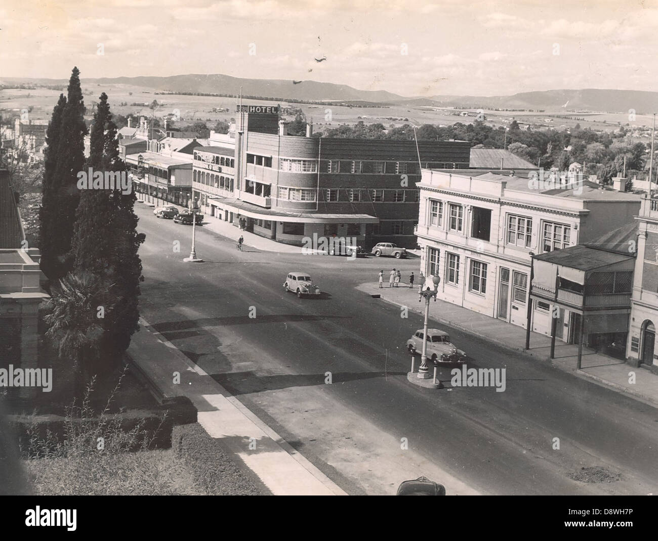 Photographie historique en noir et blanc capturant une vue de William Street à Bathurst, Nouvelle-Galles du Sud. L'image, qui fait partie des archives de State Records NSW, offre un aperçu de l'architecture de la ville et de la vie dans la rue à une époque antérieure. Banque D'Images