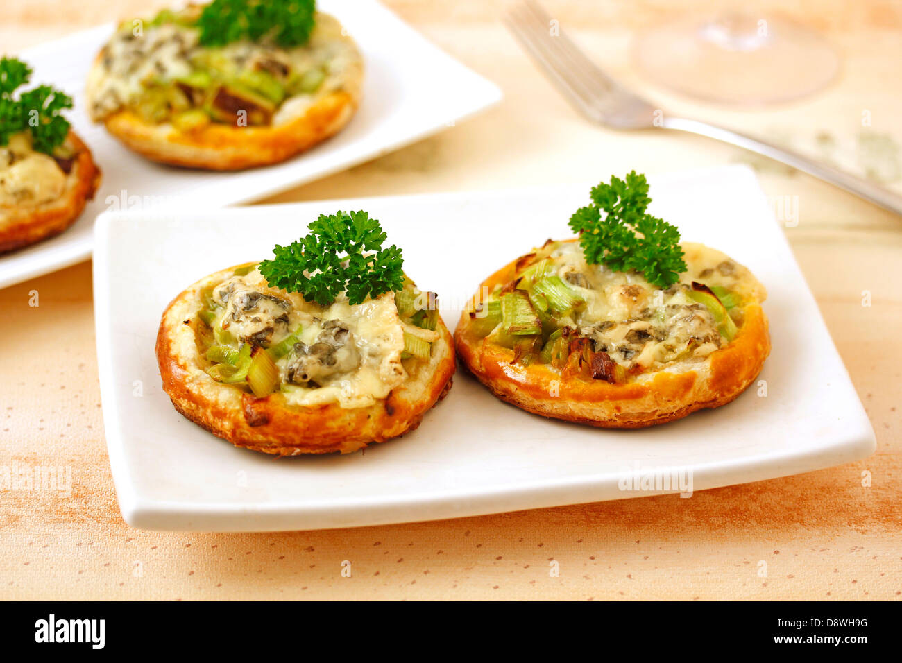 Tartelettes aux poireaux et au fromage bleu. Recette disponible. Banque D'Images