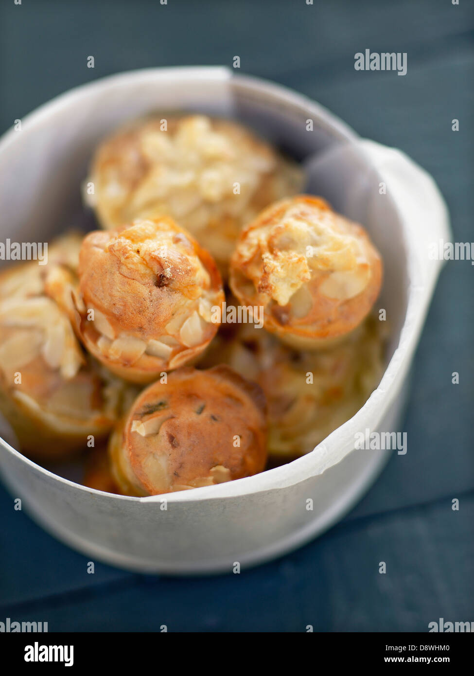 Le Reblochon et mini-muffins aux amandes Banque D'Images