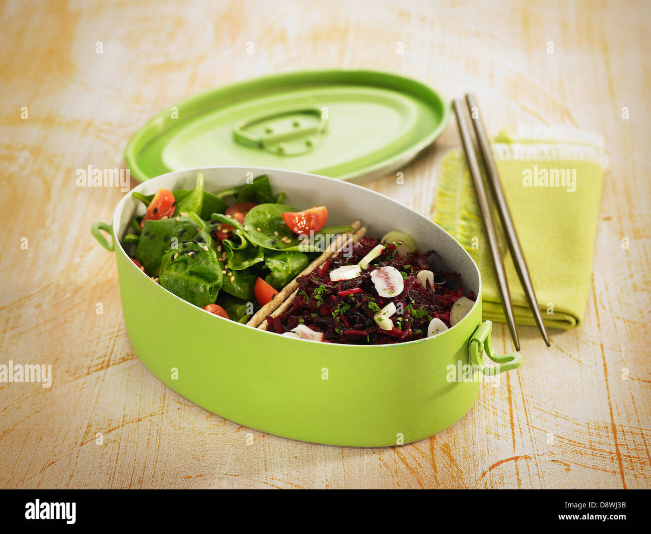 Salade de betteraves rouges et d'épinards et de tomates, salade de noix de pin Banque D'Images