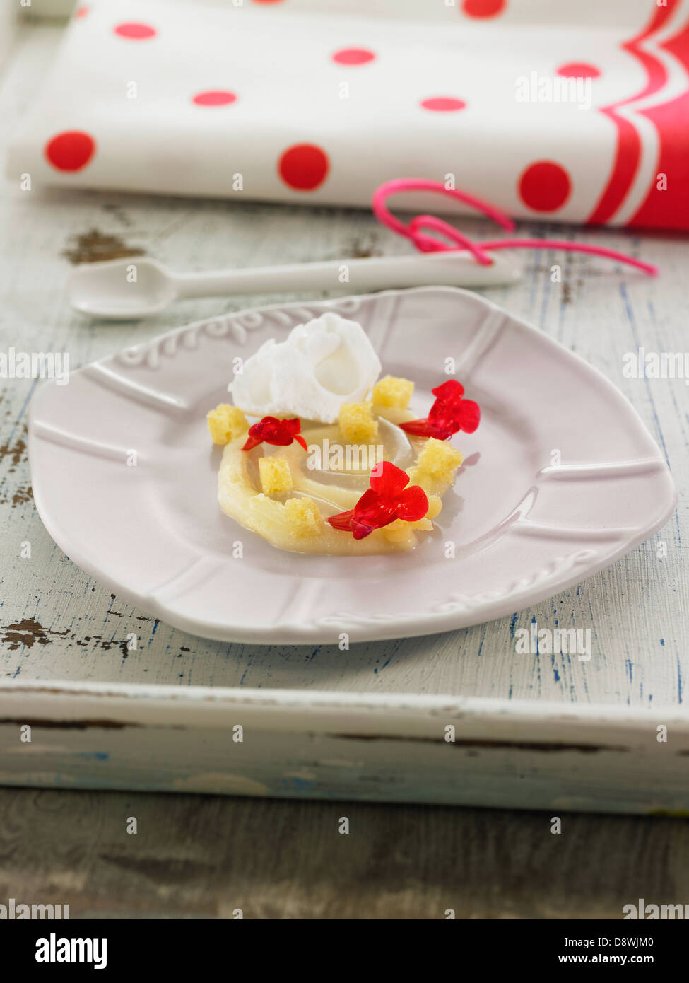 Crème au citron avec des fleurs et de la meringue Banque D'Images