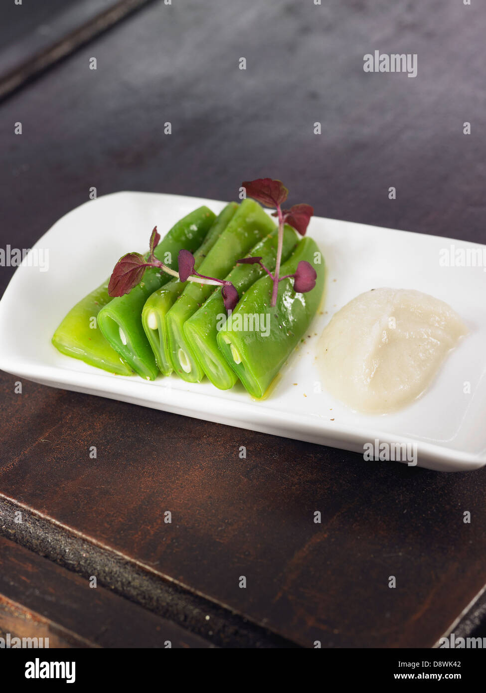 Salade de haricot avec une purée de topinambours,légumes pour entrecôte Banque D'Images