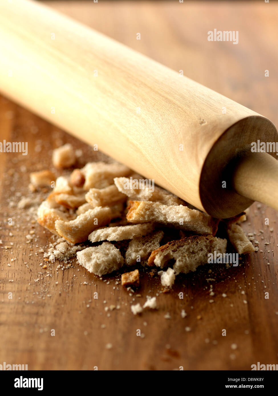 Écraser le pain séché avec un rouleau à pâtisserie Banque D'Images
