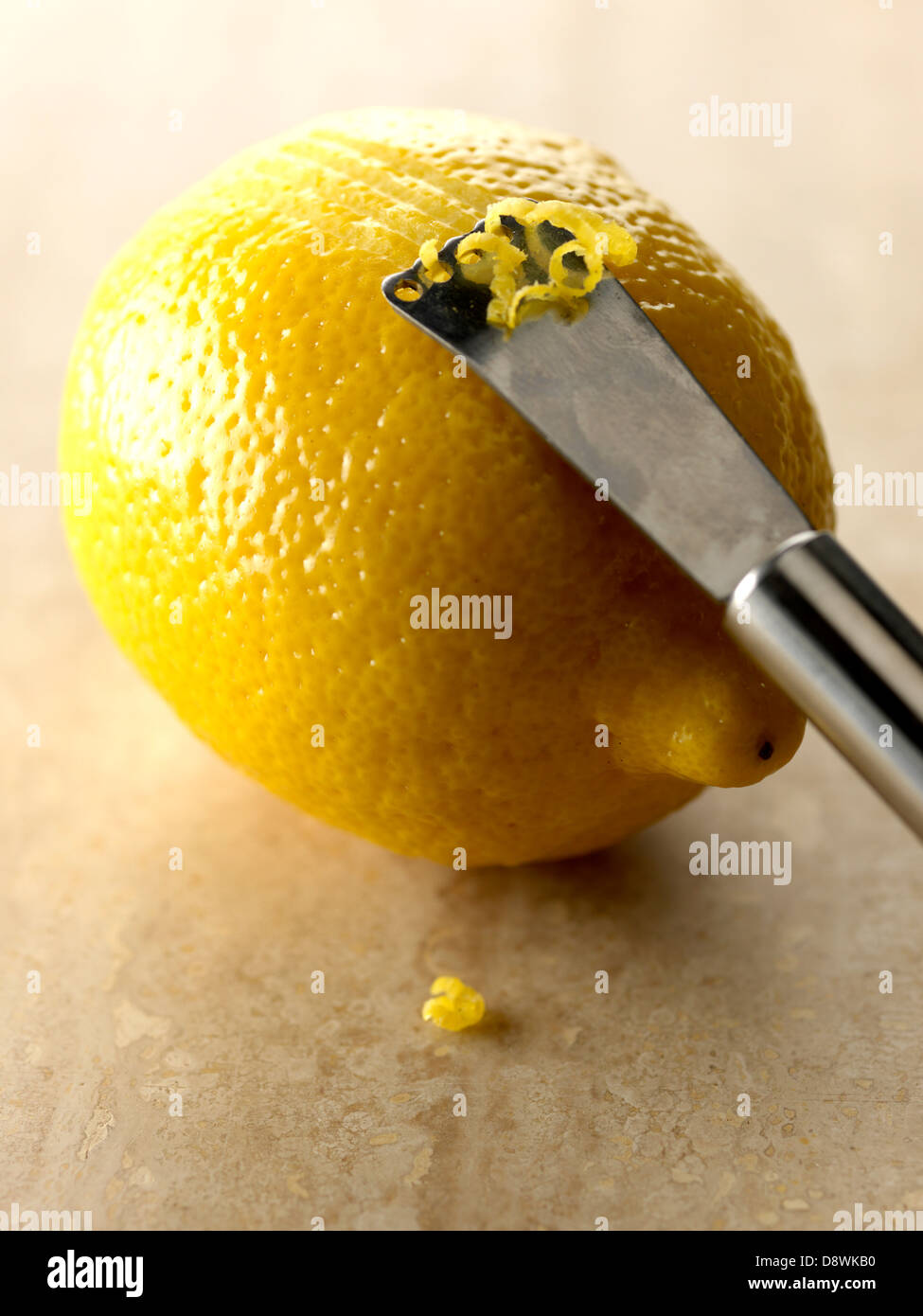 Faire les zestes de citron Banque D'Images