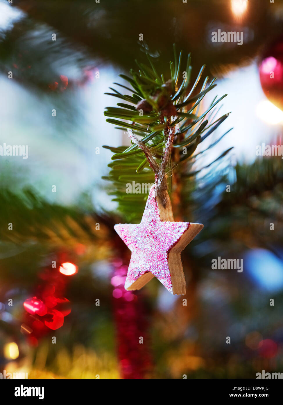 Décoration étoile sur l'arbre de Noël Banque D'Images