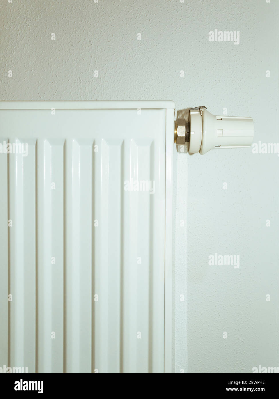Fragment de chauffage avec thermostat de radiateur sur le régulateur mur blanc Banque D'Images