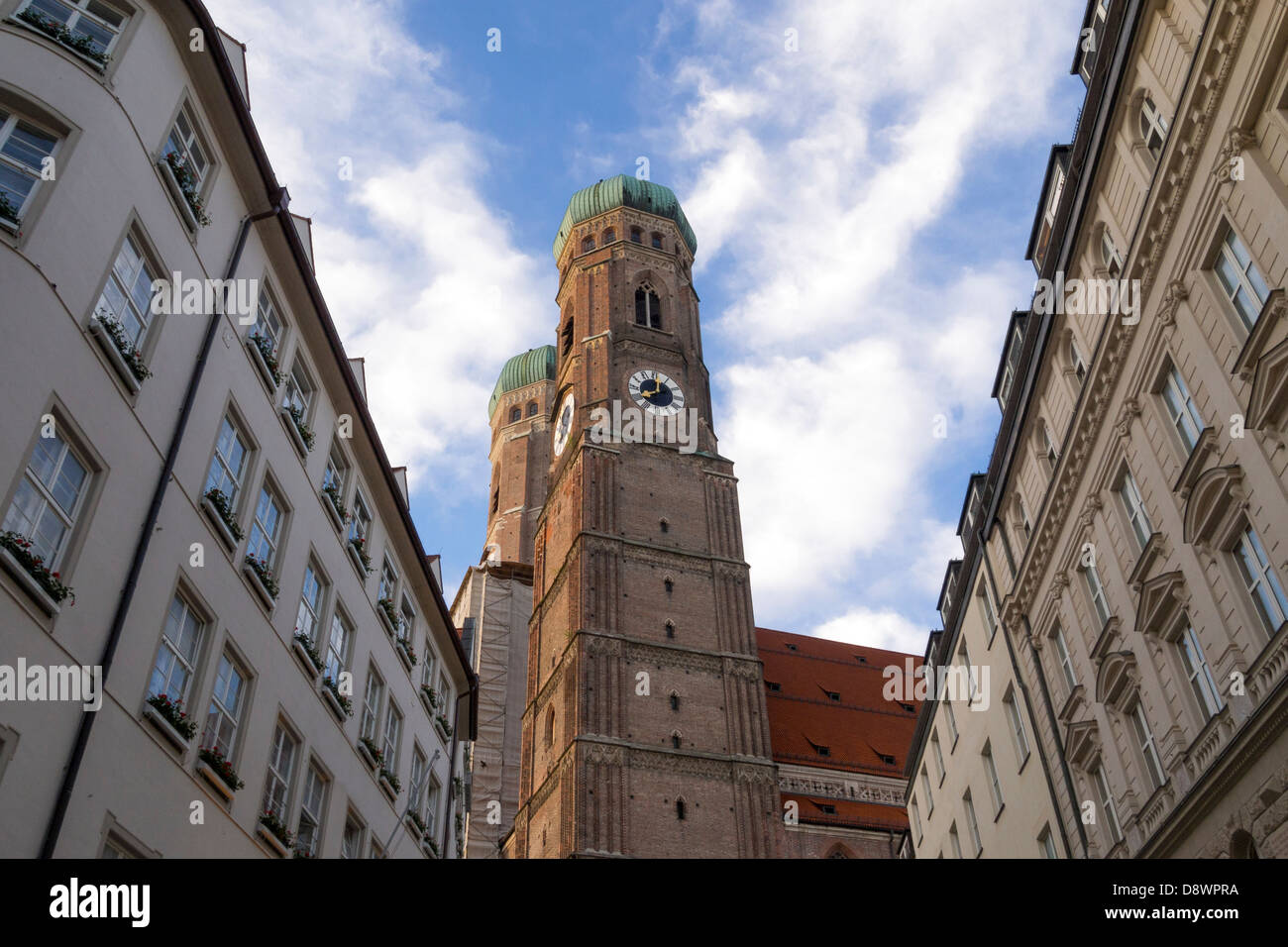 Vue de dessous de la célèbre cathédrale de Notre-Dame dans le centre-ville de Munich. Cette église a été ouverte en 1494. Banque D'Images