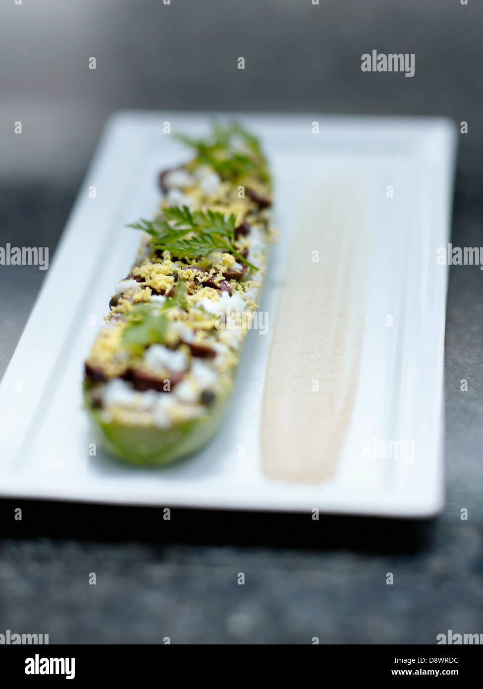 Courgettes farcies au oeuf mimosa,crème d'anchois et olives Banque D'Images