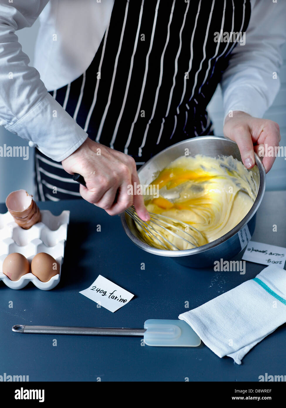 Battre ensemble les œufs, la farine et le sucre avec un fouet Banque D'Images