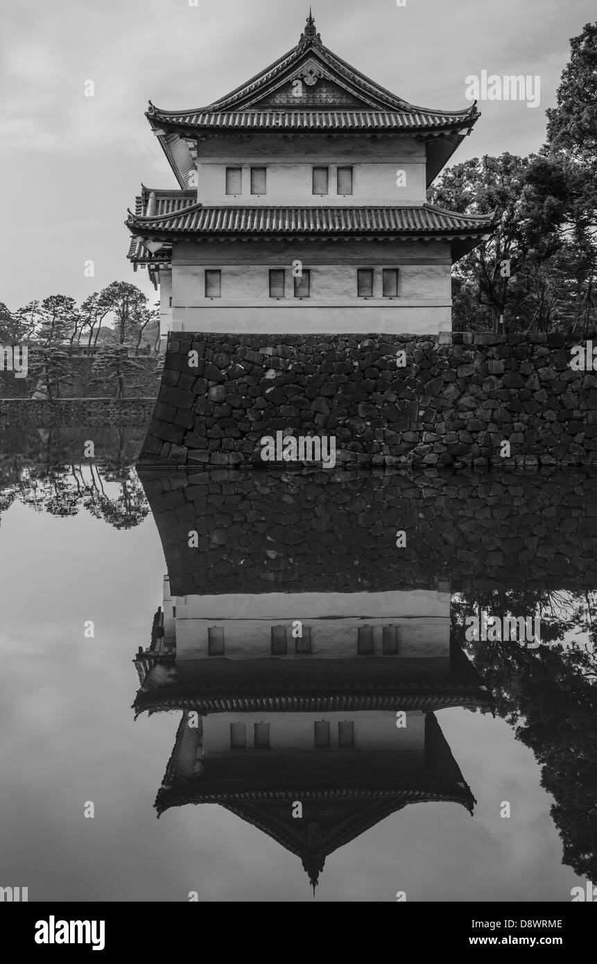 Le noir et blanc d'une partie du château d'Edo à Tokyo, Japon, entouré de douves en premier plan. Banque D'Images